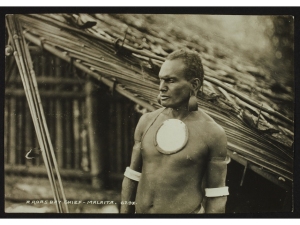 A Roas Bay chief, Malaita, Solomons, John Watt Beattie (1859 – 1930), Île de Malaita, photographie prise en 1906